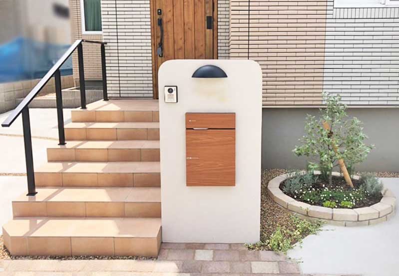 大津市 ナチュラルアンティーク外構（宅配ボックス付き門柱がシンプル